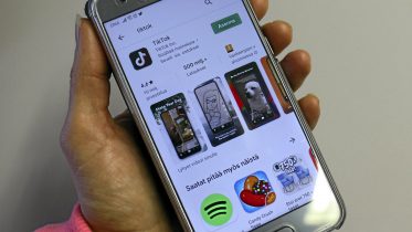 Mikäli vanhempi haluaa pysyä perillä suosituista sovelluksista, kannattaa piipahtaa Google Play -kaupassa tai App Storessa katsomassa ladatuimmat sovellukset. Koko ajan suosiotaan lisäävistä sovelluksista sosiaalisen median asiantuntija Harto Pönkä vinkkaa tutustumaan ainakin TikTokiin.