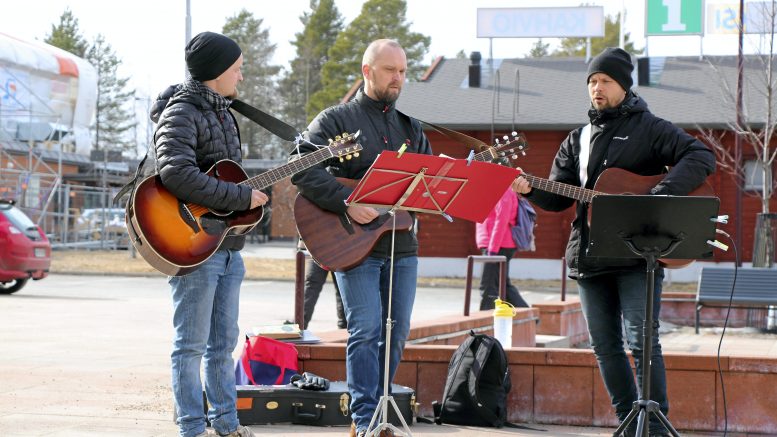 Topias Uusitalo, Markus Uusitalo ja Lauri Tuohimaa soittivat ja lauloivat tuulessa ja tuiskussa. Parvekelaulut aloitettiin Senioritalojen pihamaalta.