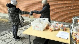 Väinö Vartiainen (vasemmalla) kävi noutamassa omat ja siskonsa ruoka-annokset Jäälin koululta. Hänen perheensä on ottanut ruokajakelun vastaan hyvillä mielin, sillä se helpottaa kummasti arkea. (Kuva: Ilpo Vartiainen)