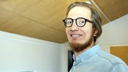 Reilu vuosi sitten Iin kansalaisopiston rehtorina aloittanut Janne Puolitaival on huomannut, että etäopetus voisi antaa mahdollisuuden monipuolistaa kansalaisopiston opetusta. Itse hän palaa Iin Aseman koulun koulunjohtajaksi.