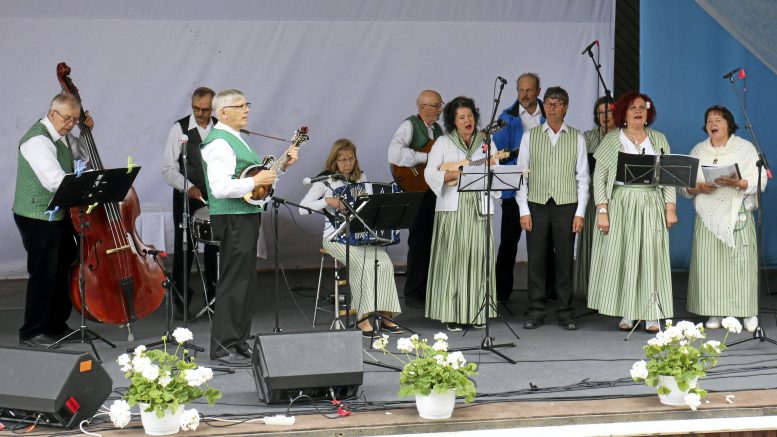 Iin Laulupelimannit on tuttu esiintyjä monista paikallisista juhlista. Kuva on Iin kotiseutujuhlasta viime kesänä.
