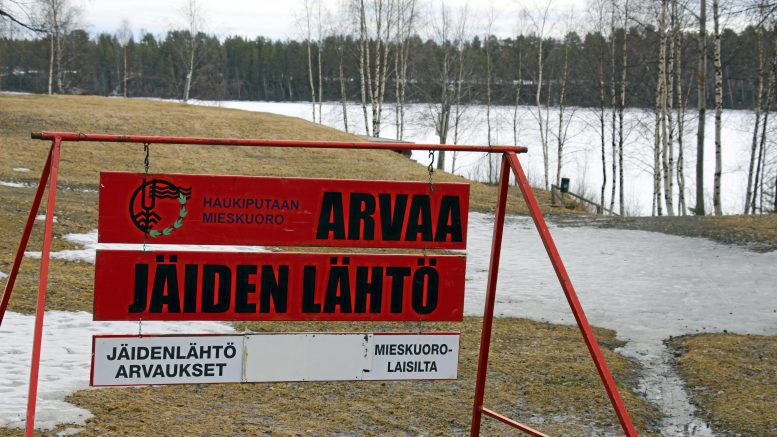 Milloin jäät lähtevät Kiiminkijoesta? Sitä on jälleen arvattu Haukiputaalla innolla. Viime keväänä jäät menivät 23.4. kello 14.46.