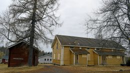 Ylikiimingin vanha pappila sekä pihapiirin aitta ovat suojeltuja rakennuksia. (Kuva: Niina Keväjärvi)