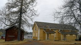 Ylikiimingin vanha pappila sekä pihapiirin aitta ovat suojeltuja rakennuksia. (Kuva: Niina Keväjärvi)