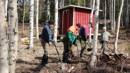 Pentti Väänänen, Reijo Sarjanoja ja Matti Vehkaoja olivat päivän aikana lapioiden varressa. Ville Littow seuraili työnjohtajana urakan sujumista. Tulevana kesänä Kiiminkijoen taukopaikat löytyvät aiempaa helpommin uusien opasteiden ansioista sekä maitse että vesitse.