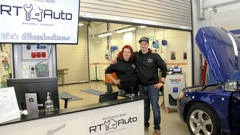 Ajoneuvoasentajiksi opiskelevat Riikka Kouvala ja Tuomas Puranen avasivat kesähuoltamon OSAO:n Haukiputaan yksikön auto-osaston halliin kesäksi.