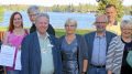Nyt piirikuvernööriksi valittu LC Jäälin Antero Stenius (kuvassa kolmas oikealta) oli jakamsssa yhdistyksen 40-vuotisjuhlan kunniaksi avustuksia jääliläisten hyväksi viime toukokuussa. (Arkisto: Teea Tunturi)