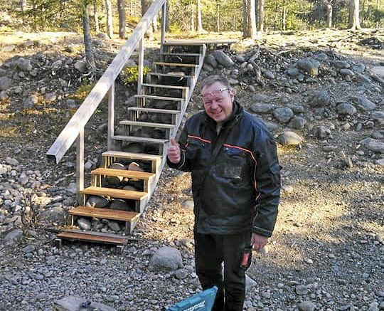 Tapio Mattila halusi auttaa ja kävi korjaamassa portaat vapaaehtoistyönä.