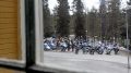 Herra, varjele minua onnettomuudelta ja vaaralta. Suojele minua tiellä ja varjele minun nuoruuteni kuolemalta. Herra, minä tahdon ylistää sinua raikkaassa vauhdin viimassa, niin kauan kuin minä olen vielä nuori. (Katkelma Bernd-Jürgen Hamanin Motoristin psalmista, jonka on suomentanut Erkki Marttinen.) (Arkisto: Teea Tunturi)