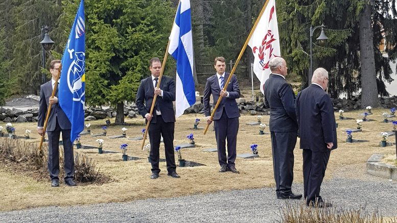 Seppelettä laskemassa Martti Lång ja Eino Ronkainen Oulun Päällystöyhdistys ry:n EVP-osastosta. Lippuvartiossa Marko Lahtinen (vas.), Jorma Leskelä ja Juha Holma. Kuva: Hannu Liljamo.