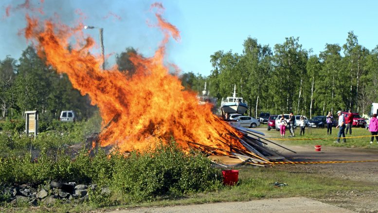 Kokko paloi hienosti vienon kesätuulen hulmutessa Vatungissa.