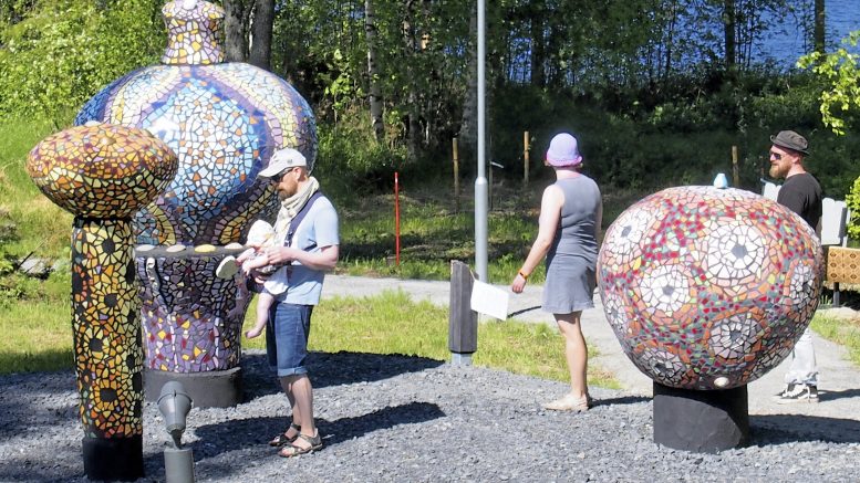 Art Ii Biennaalin tämänvuotinen pääteos, posiolaisen Paula Suomisen Kummalliset kukat, muodostuu kolmesta mosaiikkiveistoksesta. Teos julkistettiin Art Ii Biennaalin avajaisissa torstai-iltana, ja se jää pysyvästi Suvantolan Lähde! -puistoon. Teoksen osat ovat kookas Kaihonkukka, pyöreä Kuukunen ja pitkä Kultatyräkki.