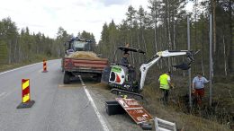 Ylikiimingissä asennettiin viime viikolla opastetauluja, jotka ohjaavat käyttämään Kiiminkijoen tauko- ja kalastuspaikkoja. Asennustöissä traktorin puikoissa Pentti Marttila-Tornio, työnjohtajana Mika Klimenko ja työmiehenä Eero Mykkänen. (Kuva: Petri Haapala)