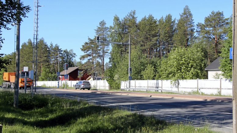 Kuusamontien leventämissuunnitelmat vaativat Jäälin kohdalla ainakin kahden kiinteistön, eli kuvassa näkyvien Jäälin vanhojen kyläkauppojen, lunastamista. Punainen rakennus on Seppälän vanha kyläkauppa, oikealla näkyvä puolestaan Talstan kauppa. (Kuva: Teea Tunturi)