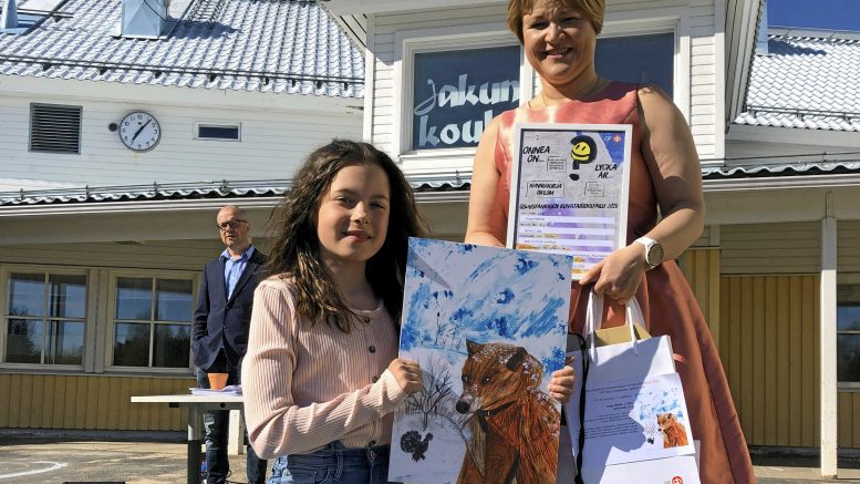 Jakun koulun oppilas Saaga Päkkilä palkittiin lauantaina sijoittumisesta jaetulle ensimmäiselle sijalle valtakunnallisessa kuvataidekilpailussa. Päkkilän oikealla puolella hymyilee kuvataideopettaja Maria-Riitta Paaso. Kuva: Tuula Tsokkinen