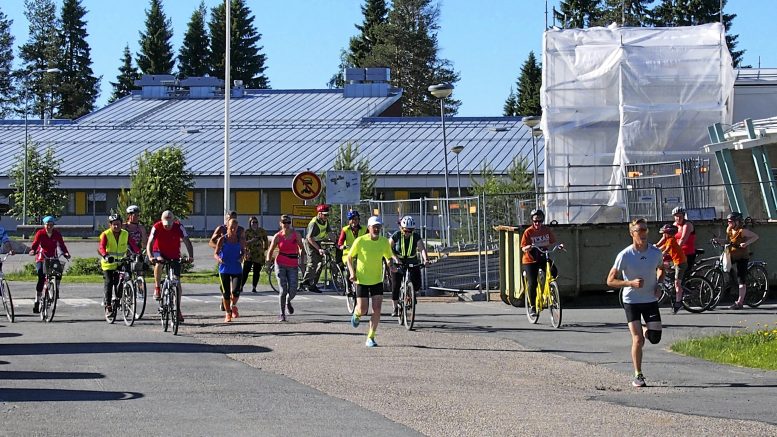 Kierikin kiepin saattoi kiertää pyöräillen tai jalkaisin, ja varsin rivakasti lähtijät matkaan riensivätkin. Hyvin matka kuului myös sujuneen muutamista kimppuun käyneistä itikkaparvista huolimatta.