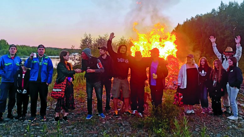 Pahkalan rannan kokolle kokoontui tänä juhannuksena viitisentoista juhlijaa. (Kuva: Pirjo Heikkuri)