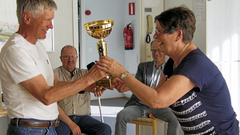 Ritva Liedes luovuttaa Vuoden Rotary -palkinnon Erkki Kumpulalle, taustalla myhäilevät klubin jäsenet Juha Miilumäki (vasemmalla) ja Eero Takkula. KUVA: Ismo Piri