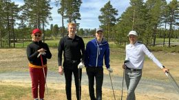 Jääkiekkoilijat Aku ja Aatu Räty sekä pesäpalloilija Roope Pöyry viihtyivät Virpiniemessä golfin parssa viime perjantaina. Kuvassa myös Virpiniemi Golfin kapteeni Irene Seppänen.