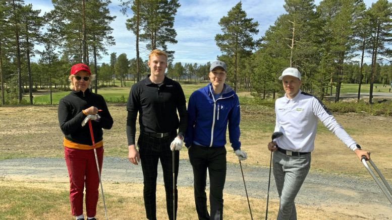 Jääkiekkoilijat Aku ja Aatu Räty sekä pesäpalloilija Roope Pöyry viihtyivät Virpiniemessä golfin parssa viime perjantaina. Kuvassa myös Virpiniemi Golfin kapteeni Irene Seppänen.