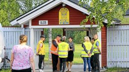 Nuijamiesten lavalla järjestetään tulevana lauantaina kesän ensimmäiset tanssit. Tanssittajana on Susanna Heikki & Voimaorkesteri. Kuva on viime kesältä, jolloin lava täytti 60 vuotta. (Kuva: Teea Tunturi)