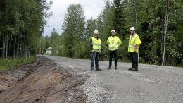 Hannu Prokkola (vasemmalla), Juha Typpö ja Juha Miilumäki esittelevät Keiskanmutkan asfaltointia vaille valmista kunnostusta. Asfaltointi tehdään todennäköisesti loppuviikosta.