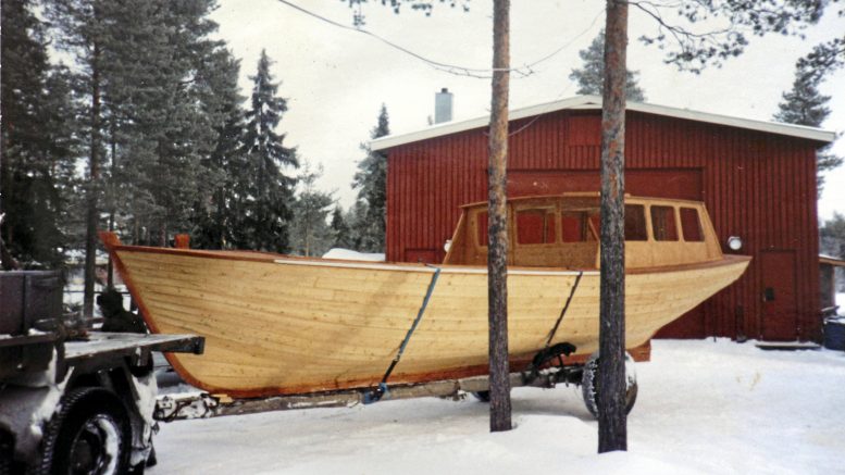 Kummeli-veneen tarkka valmistumisvuosi ei ole tiedossa. Kuvassa vene on lähdössä veistämöltä Kiviniemestä.