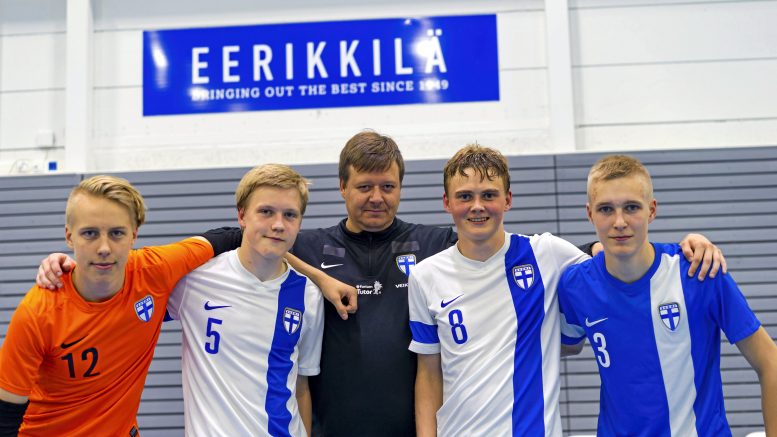 Kuvassa Haupan edustus U19-futsal maajoukkueessa. Vas. Tatu Tallavaara, Henri Seppälä, valmentaja Jani Paananen, Taneli Kohonen ja Antti Wiik.