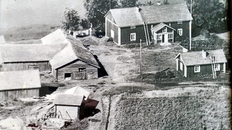 Hökän pihapiiriä 1960-luvulla. Päärakennus on rakennettu vuonna 1870. Matti Hökän arkistot.