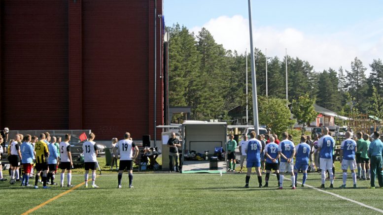 Virpiniemen merivartioaseman päällikkö Janne Isometsä (keskellä) toivotti Raja-futikseen osallistuvat joukkueet tervetulleiksi Virpiniemeen. Pelaajien hihoissa oli surunauha ja aluksi vietettiin hiljainen hetki Loviisan edustan merialueella työtehtävissä menehtyneen merivartija-kollegan muistolle.