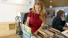 Kirjailija Katja Kettu tutki vierailullaan myös Iin kirjaston poistomyynnin kirjat. "Tekisi mieli ostaa tästä muutama kirja, mutta kotona kirjahyllyt ovat kovin täynnä", kirjailija kertoi.