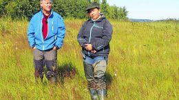 Pohjois-Pohjanmaan ELY-keskuksen asiantuntija Virpi Karén ja Haukiputaan jakokunnan puheenjohtaja Kari Kaleva saattoivat todeta Upin niityn pohjoisemmalla lohkolla, että ruovikon niittämisestä on ollut jo apua alueen niittykasvillisuudelle.