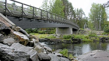 Lauantaina kuvan siltaa pitkin ei pääse kulkemaan Koitelin Sahasaareen, sillä alueella kuvataan livelähetystä. Arkistokuva: Tuija Järvelä-Uusitalo