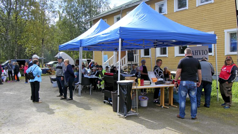 Nuorisoseuran perinteiset muurikkalätyt tekivät hyvin kauppansa.