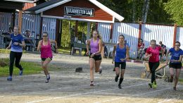 Yli-Iin Suvi Lapinkangas (oik.) ja Iita Kimpimäki, Kiimingin Henna Vanhanen, Ylikiimingin Helmi Peipinen ja Rebekka Naatus ja Kiimingin Jenna Kamula lähtivät liikkeelle vauhdikkaasti pitäjäottelun 800 metrille.