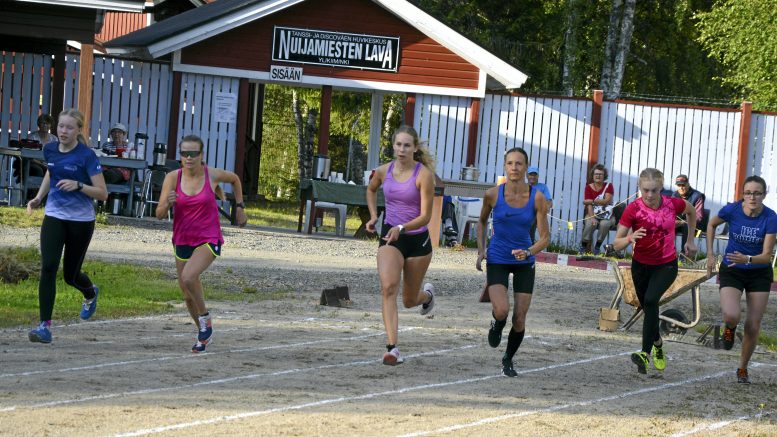 Yli-Iin Suvi Lapinkangas (oik.) ja Iita Kimpimäki, Kiimingin Henna Vanhanen, Ylikiimingin Helmi Peipinen ja Rebekka Naatus ja Kiimingin Jenna Kamula lähtivät liikkeelle vauhdikkaasti pitäjäottelun 800 metrille.