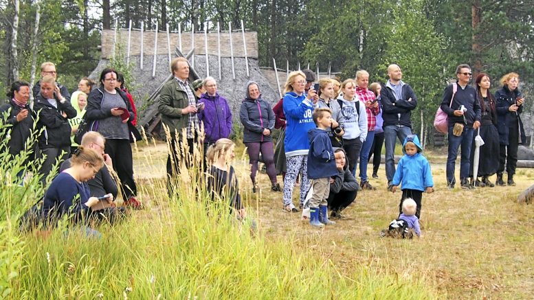 ulien sytytys keräsi katsojat jännittämään, mahtaako kokko syttyä. Hyvin paloi, ja savutkin pöllähtivät muutamaan otteeseen yleisön silmille.