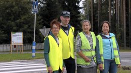 Suojatie-enkelit turvasivat Länsituulen koulun risteysalueita ensimmäisenä koulupäivänä.