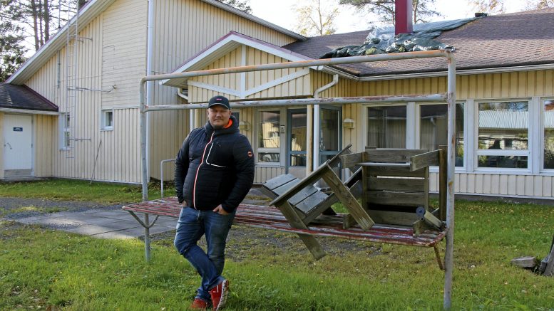 Oululainen Mikko Sarkkinen haluaa kehittää Yli-Iin entisestä veteraanien palvelutalosta yhteisöllisen asumisen talon, josta löytyy kuusi remontoitua asuntoa sekä yhteistilat ja piha-aluetta eri ikäisten ihmisten kohtaamisille. (Kuva: Teea Tunturi)