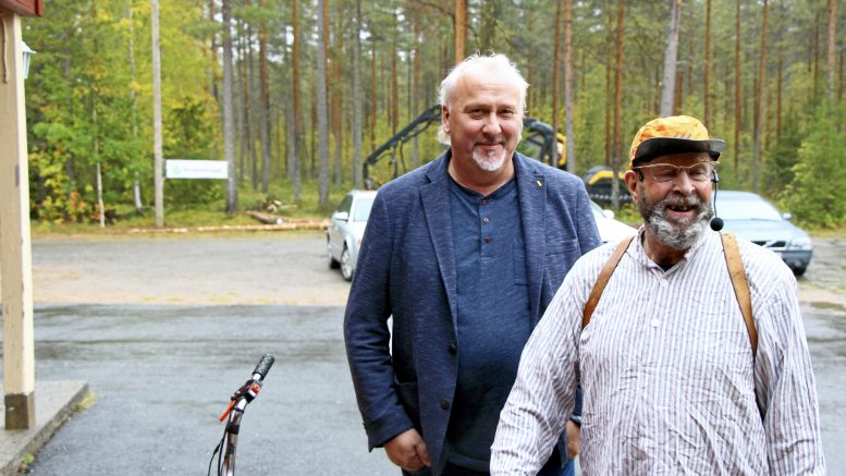 Kiimingin Metsänhoitoyhdistys järjesti Metsänomistajapäivän Huttukylässä. Metsuri Taavetti Rämekorpi (eli Jouni Kokkoniemi) poikkesi Huttukylän nuorisoseuran talolla juttelemassa metsänomistajille alaan liittyvistä tosiasioista. Kiimingin MHY:n toiminnanjohtaja Timo Mikkola ei voinut kuin naureskella miehen jutuille.