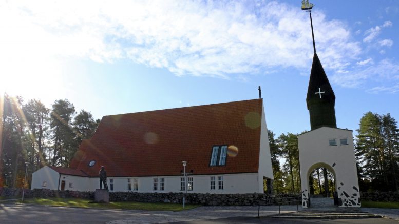 70 vuotta sitten valmistuneesta kirkosta tehtiin saman mallimen kuin samalla paikalla sijainnut aiempi kirkko. Kivikirkon piirustukset laativat arkkitehdit Gustaf Strandberg ja A. Hytönen.
