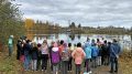 Koko Jakkukylän koulun henkilöstö ja oppilaat olivat kerääntyneet rantaan laulamaan ja muistamaan pidettyä veneenkuljettajaa.