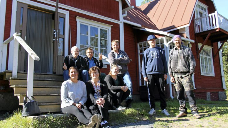 Vertaistuki on yhdessä olemista ja tekemistä, kokemusten jakamista. Oulunkaaren päihteettömyysryhmä vietti syksyistä päivää Iin Karhunsaaressa. Kuun lopussa perustetaan Iihin myös vapaaehtoisvoimin toimiva A-killan vertaistukiryhmä.