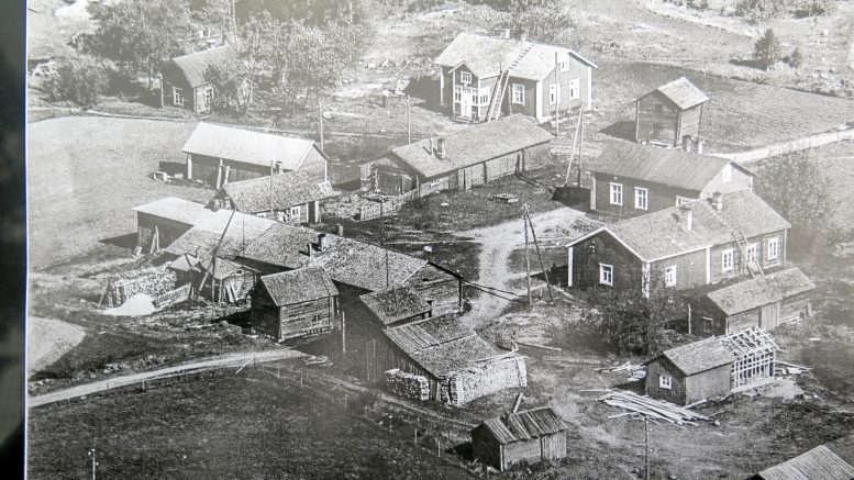 Kantolan rakennuksia todennäköisesti 1950-luvulla. Neliön muotoisesta pihapiiristä löytyvät oikealta Vanha Kantola, takana Erkki Kantola, vasemmasta reunasta Yrjö Kantolan navetta, alhaalta pitkä Juho ja Iida Kantolan sekä samassa Erkki Kantolan navetta. Ylhäältä keskeltä löytyy vuoden 1972 tulipalossa säilynyt Yrjö Kantola. Sähkö Kantolaan on tullut jo varhain, sillä Nelostien varressa kulki sähkölinja. Saksalaiset perääntyessään syksyllä 1944 katkoivat sähkölinjat. Sepän talon ja pajan paikka löytyy Yrjö Kantolan takaa oikeasta yläreunasta. Kuvassa näkyy myös Kantolan tilan lävitse kulkeva tie, jota myöten uittomiehet kulkivat rantaan, josta veneillä mentiin Ykspensaaseen, Louttiin, Korkiaan ja Siikalettoon.