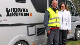 Viime torstaina Jarmo Karpakka taivalsi Iin ja Olhavan välillä, mistä Marjaana-vaimo poimi hänet mukaan. Pariskunta suuntasi yöksi Olhavanjokivarteen tuttaviensa mökille, missä heitä odotti savusauna sekä lämmin ateria. Torstaina Karpakan askelmittarissa täyttyi 900 000 askeleen raja, ja hän odotti jo innolla miljoonan askeleen täyttymistä.