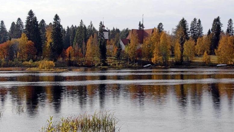 Haukiputaan kaunis kirkko halutaan saada paremmin näkyville siistämällä kirkkorannan kasvustoa. Rantaa siistitään syksyn aikana sillalle asti.