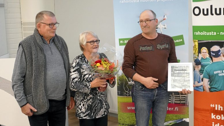 Oulun Seudun Leaderin hallituksen valitseman paikallisen kehittäjän, Oijärven Nuorisoseuran palkitseminen vuosikokouksessa. Kuvassa vasemmalta Kalervo Södö sihteeri/ taloudenhoitaja, Terttu Riekki varapuheenjohtaja ja Seppo Tuohino puheenjohtaja.