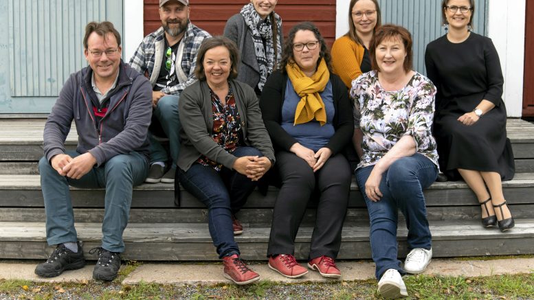 Lähde! Taiteesta osallisuutta -hankkeessa on mukana monialaista osaamista. Kuvassa Tuomo Kangasmaa (vas.), Osmo Hakosalo, Jetta Huttunen, Inka Hyvönen, Marianne Lukkarinen, Heidi Jäärni, Arja Packalén ja Anu Vuorinen. Kuva: Jaani Föhr