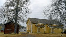 Suojellut vanhan pappilan rakennukset Ylikiimingin keskustassa ovat saamassa uuden omistajan, joka aikoo hiljalleen kunnostaa niitä. (Arkisto: Niina Keväjärvi)