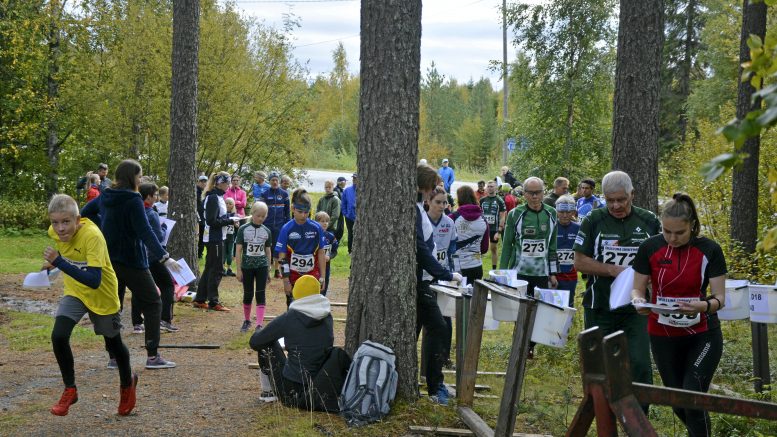 Ylikiimingin Nuijamiesten järjestämä avoin sprinttisuunnistuksen aluemestaruuskilpailu keräsi Ylikiiminkiin runsaasti suunnistajia. Haukiputaan Heiton Suvi Päkkilä (D20-sarja), SK Pohjantähden Mikko Lukkarinen (H70) ja Ylikiimingin Nuijamiesten Arttu Kummala (H12) lähtivät vauhdikkaasti sprinttiradoilleen.